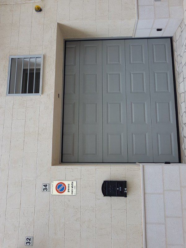 Portone blindato con grata di sicurezza