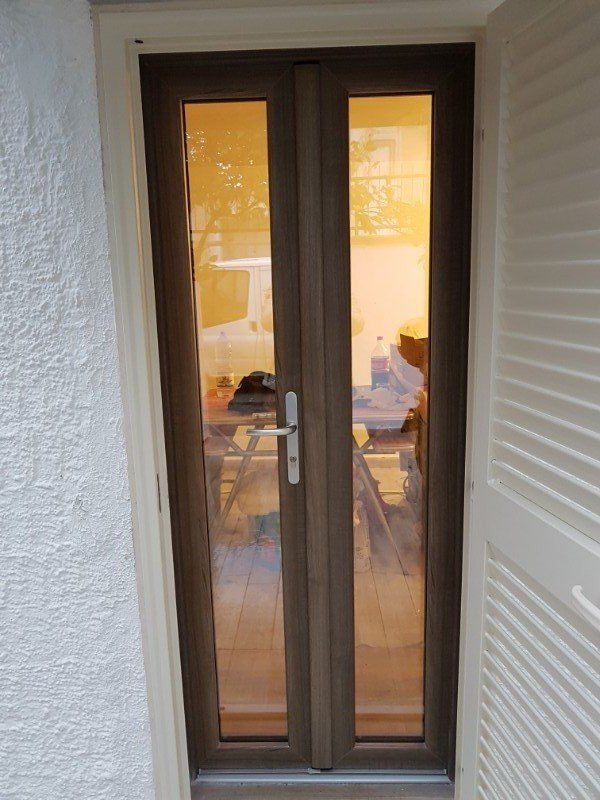 Porta finestra con persiane in PVC