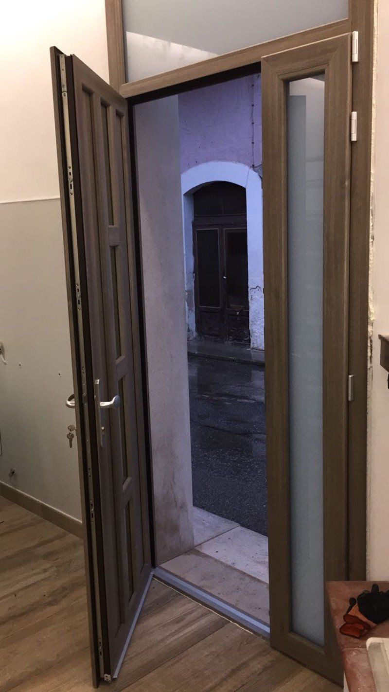 Porta blindata con infissi in PVC