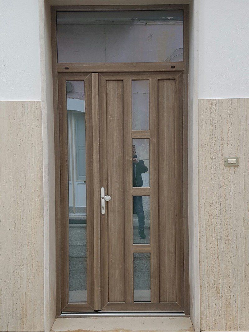Porta in legno e vetro