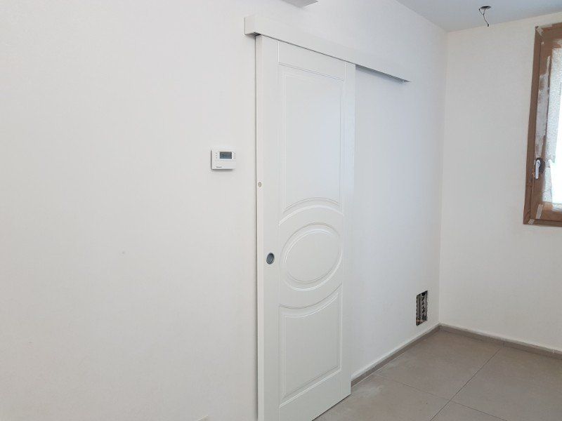 Porta blindata con intarsi e decorazioni