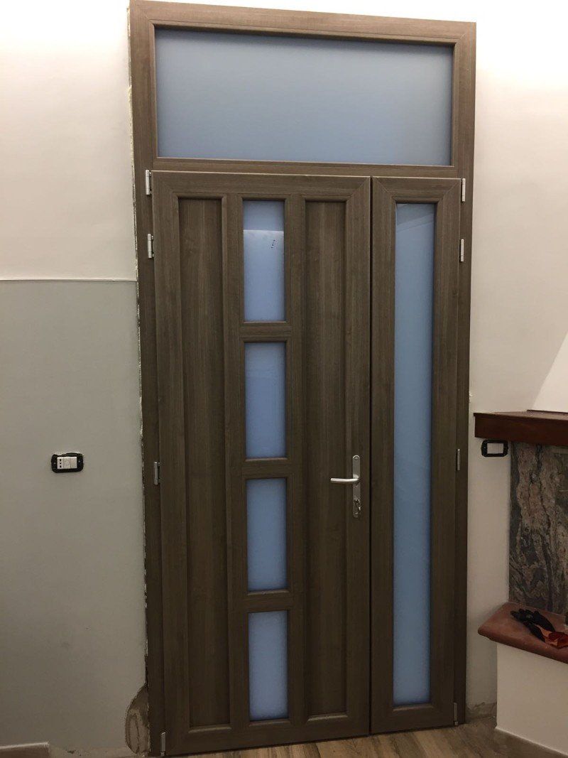 Porta d'ingresso in legno e vetro