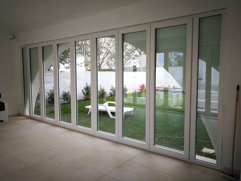 Ampia porta finestra con infissi in PVC
