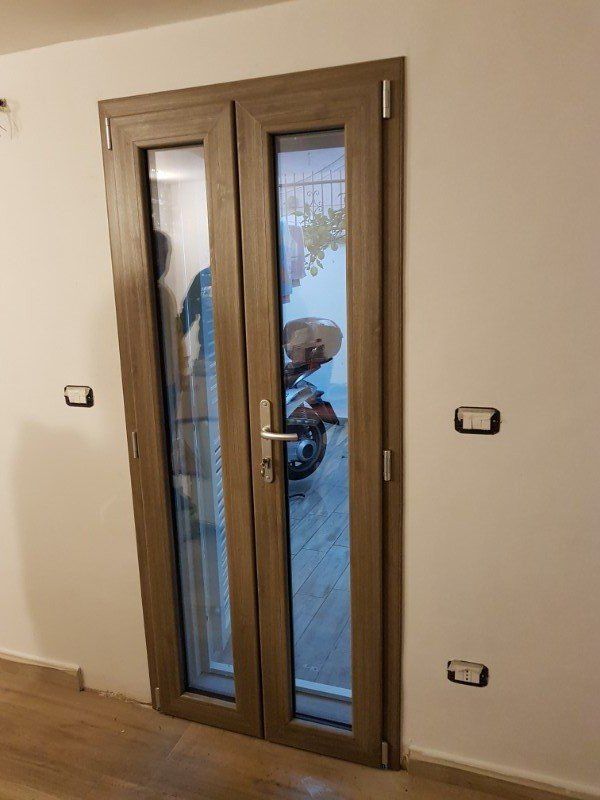 Porta finestra con infissi in legno