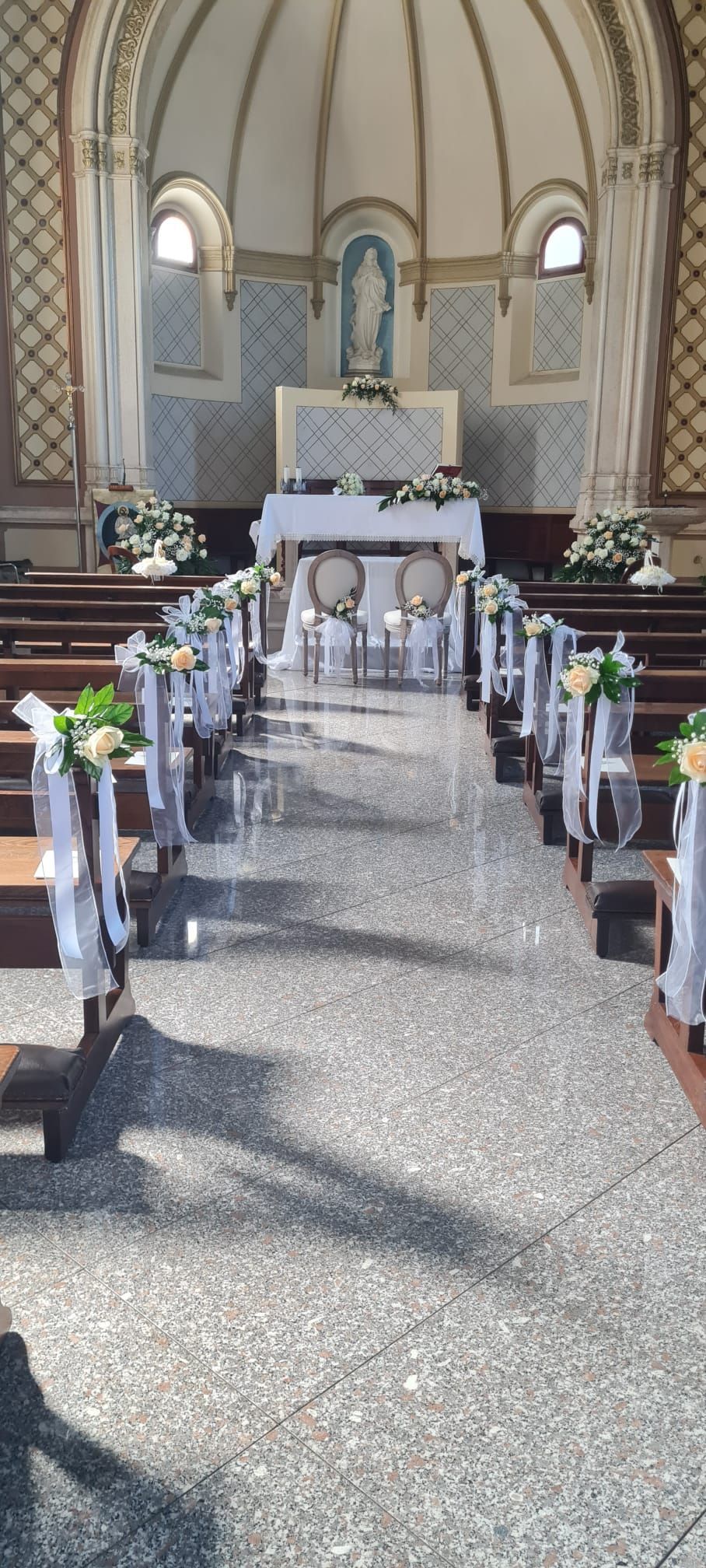 navata con decorazioni floreali