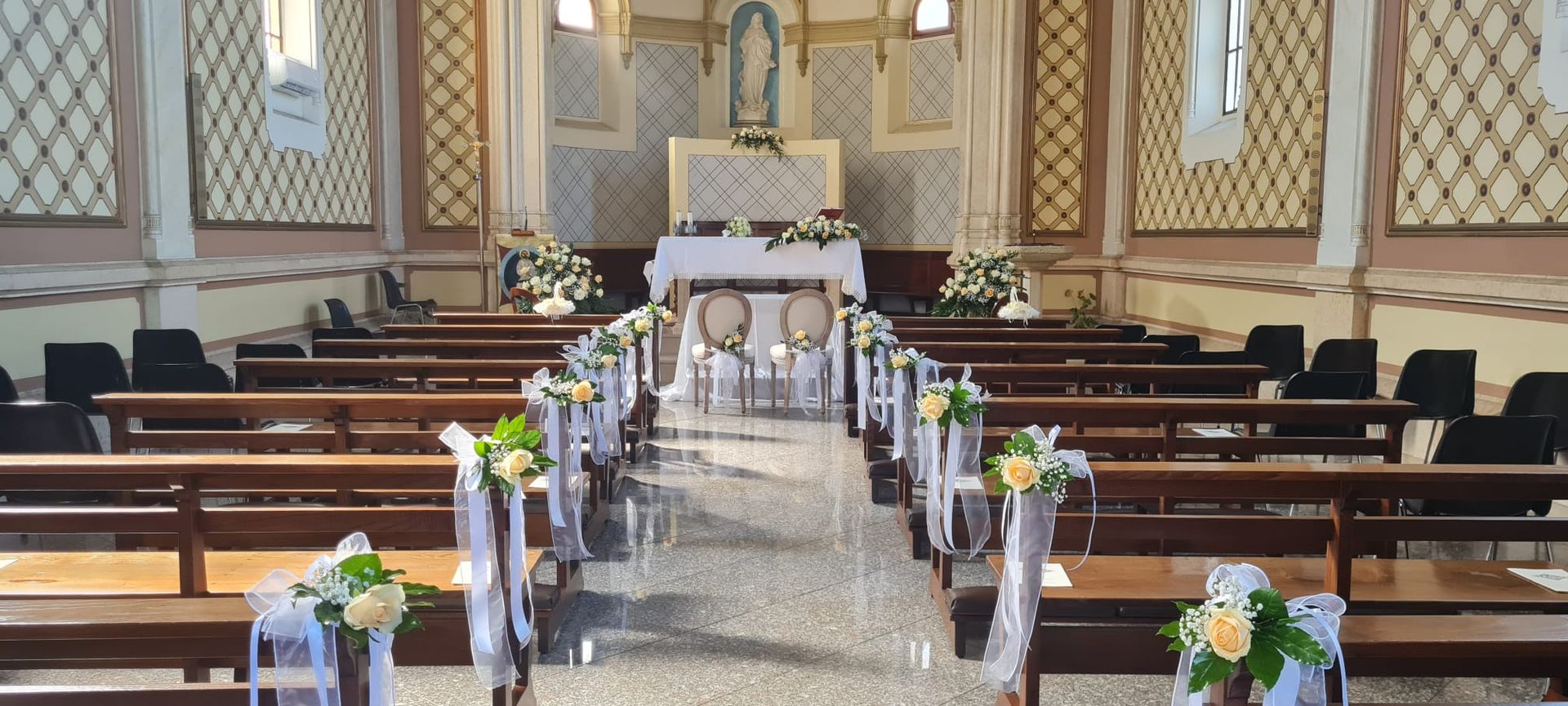 banchi chiesa con fori