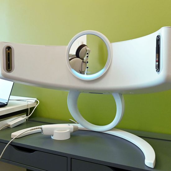 madre, nonna e figlia con denti bianchi