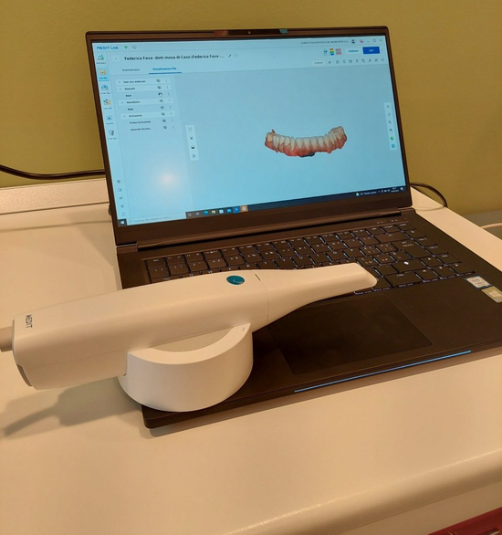 madre, nonna e figlia con denti bianchi