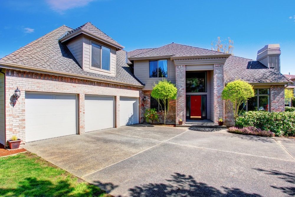 Huge house with concrete driveway in St. Louis, MO