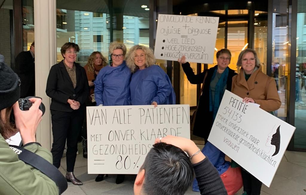 Samen met de meiden en Mirjam Kaijer van Voices for Women de petitie overhandiging in de tweede kamer voor een betere vrouwspecifieke zorg