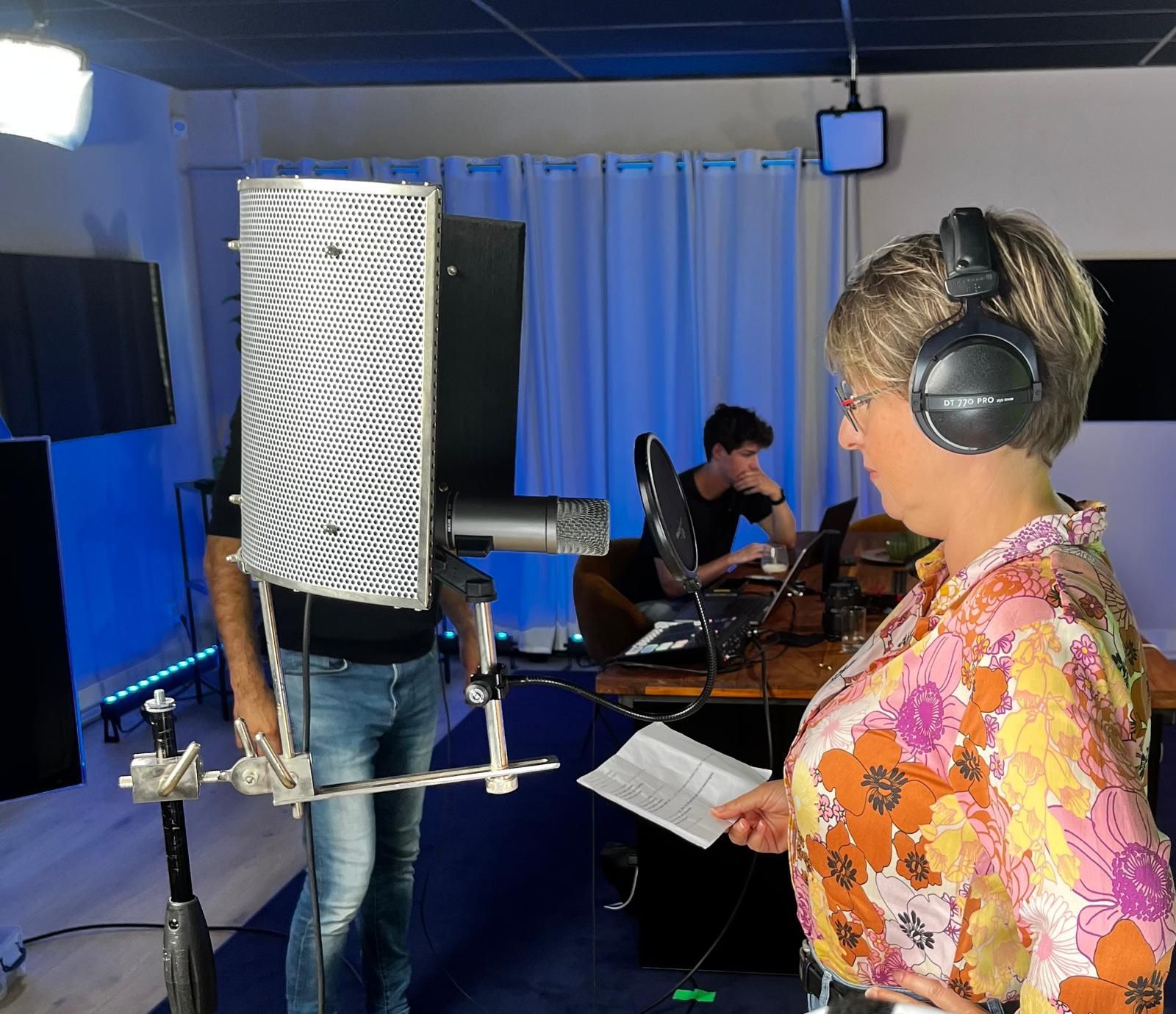 Helaas mochten wij niet aanwezig zijn bij een bijeenkomst waar Maxima bij aanwezig was, maar Mirjam Kaijer gelukkig wel. Hiervoor mocht ik samen met een groep mooie dames, het achtergrondkoor inzingen