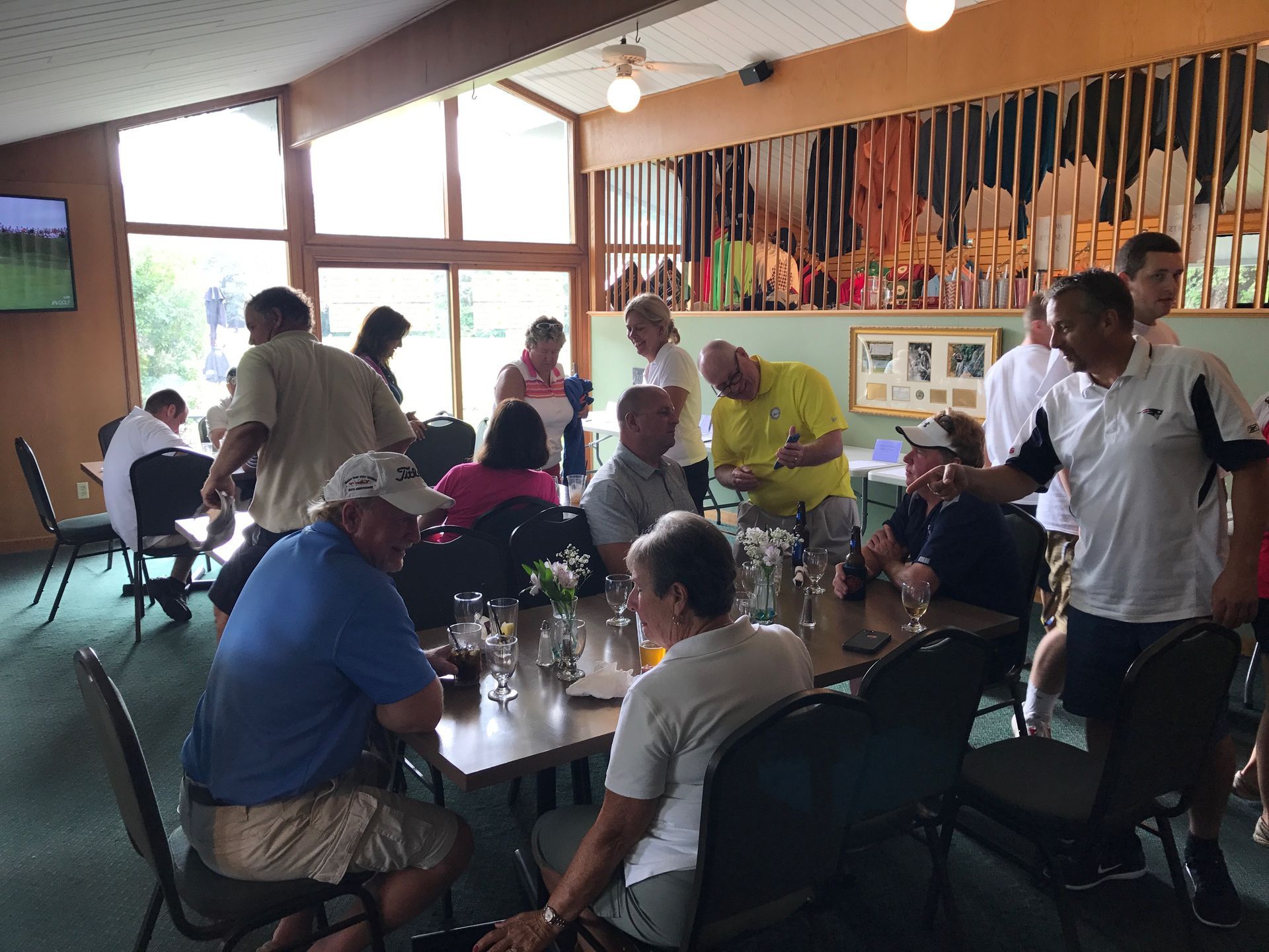 A group of people are sitting at tables in a restaurant.