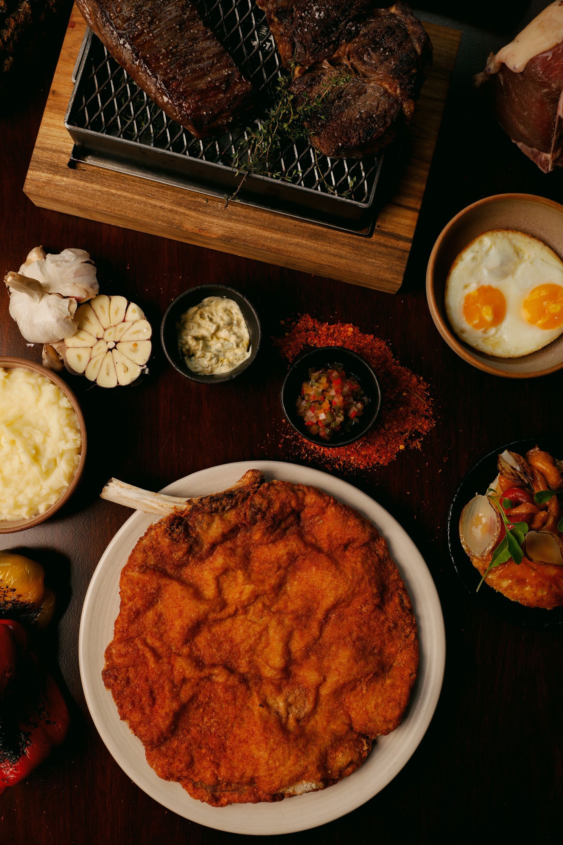 Una mesa cubierta con platos de comida y huevos.