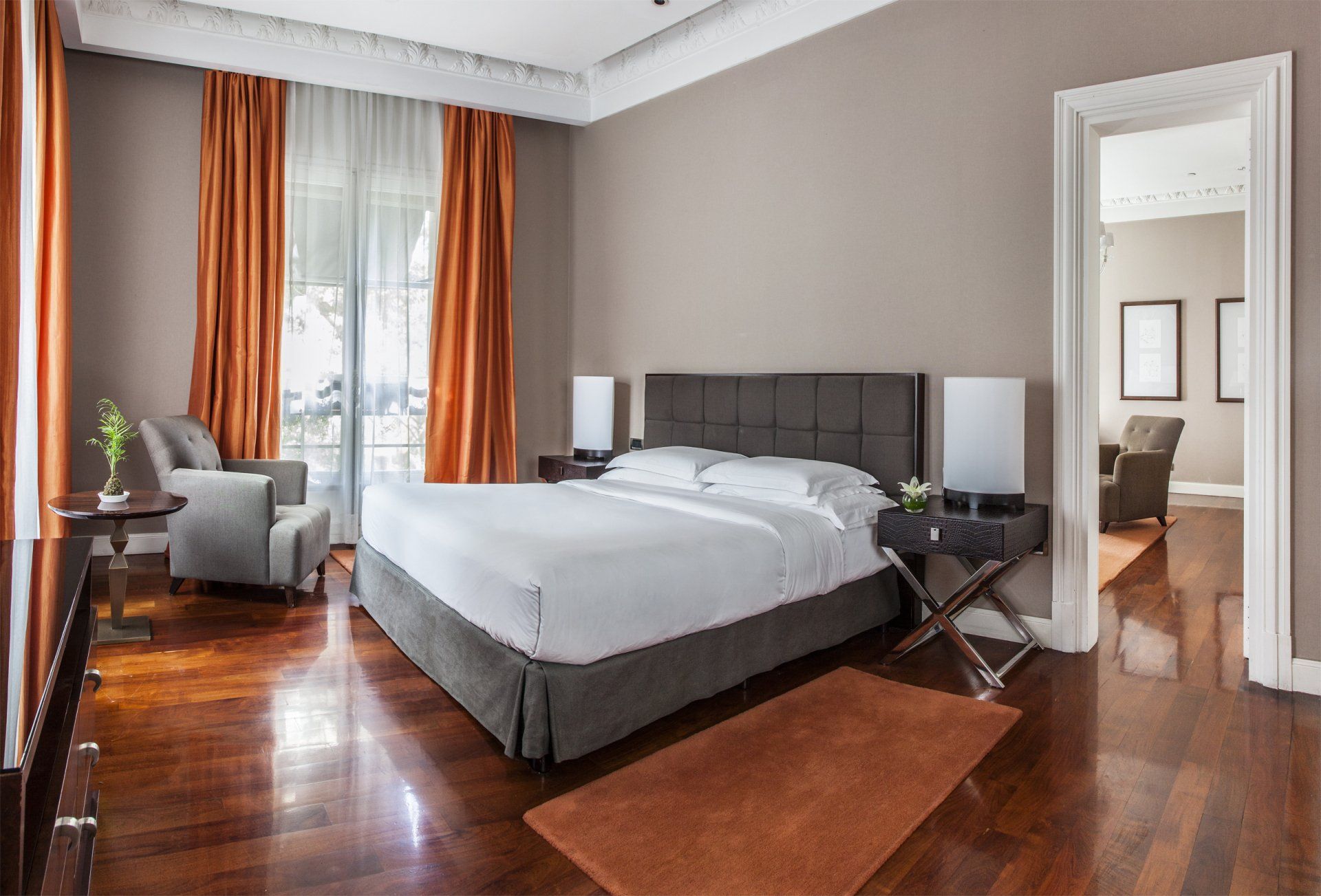 Hay una cama grande en el medio de la habitación.