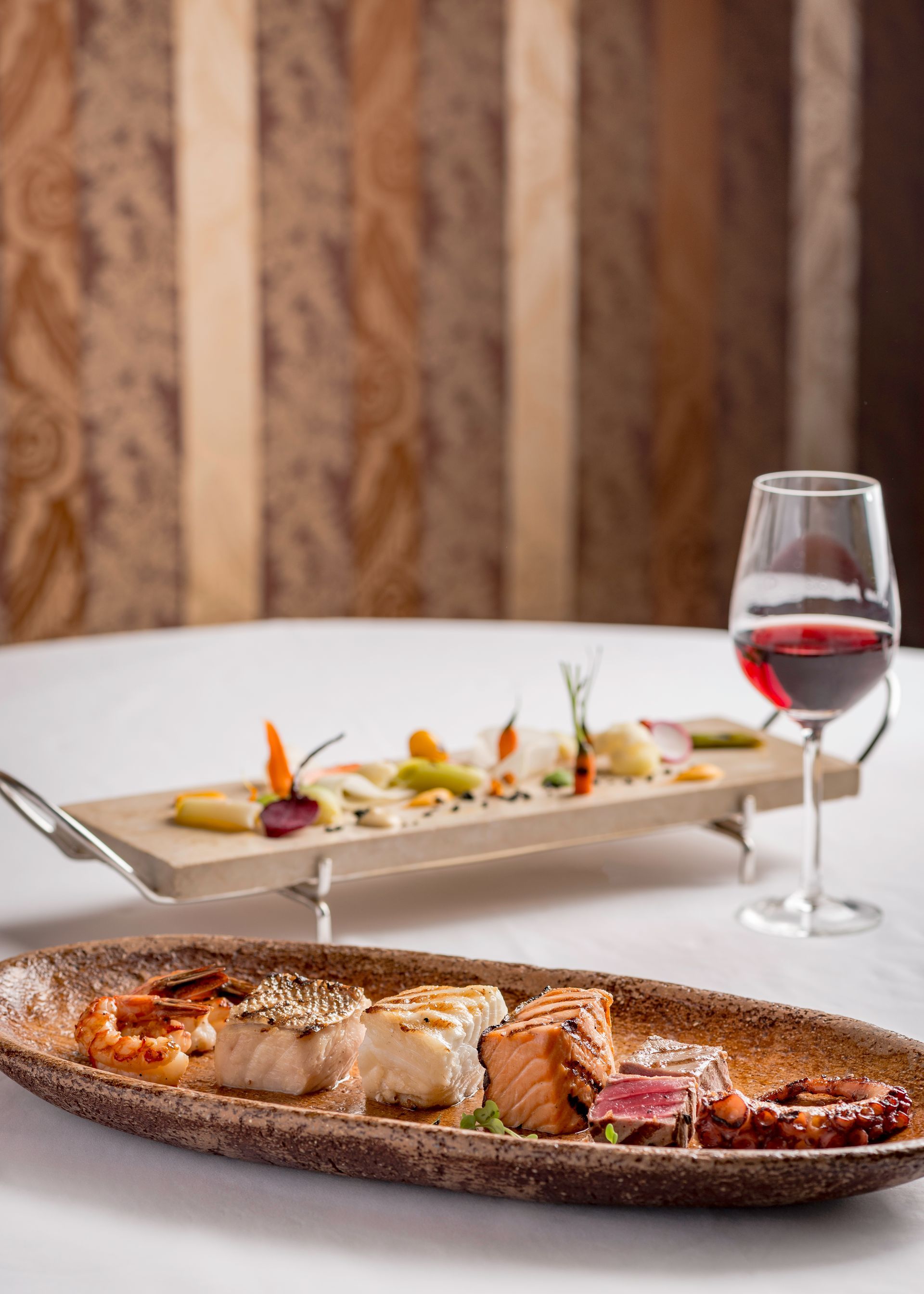 Una mesa cubierta con platos de comida y huevos.