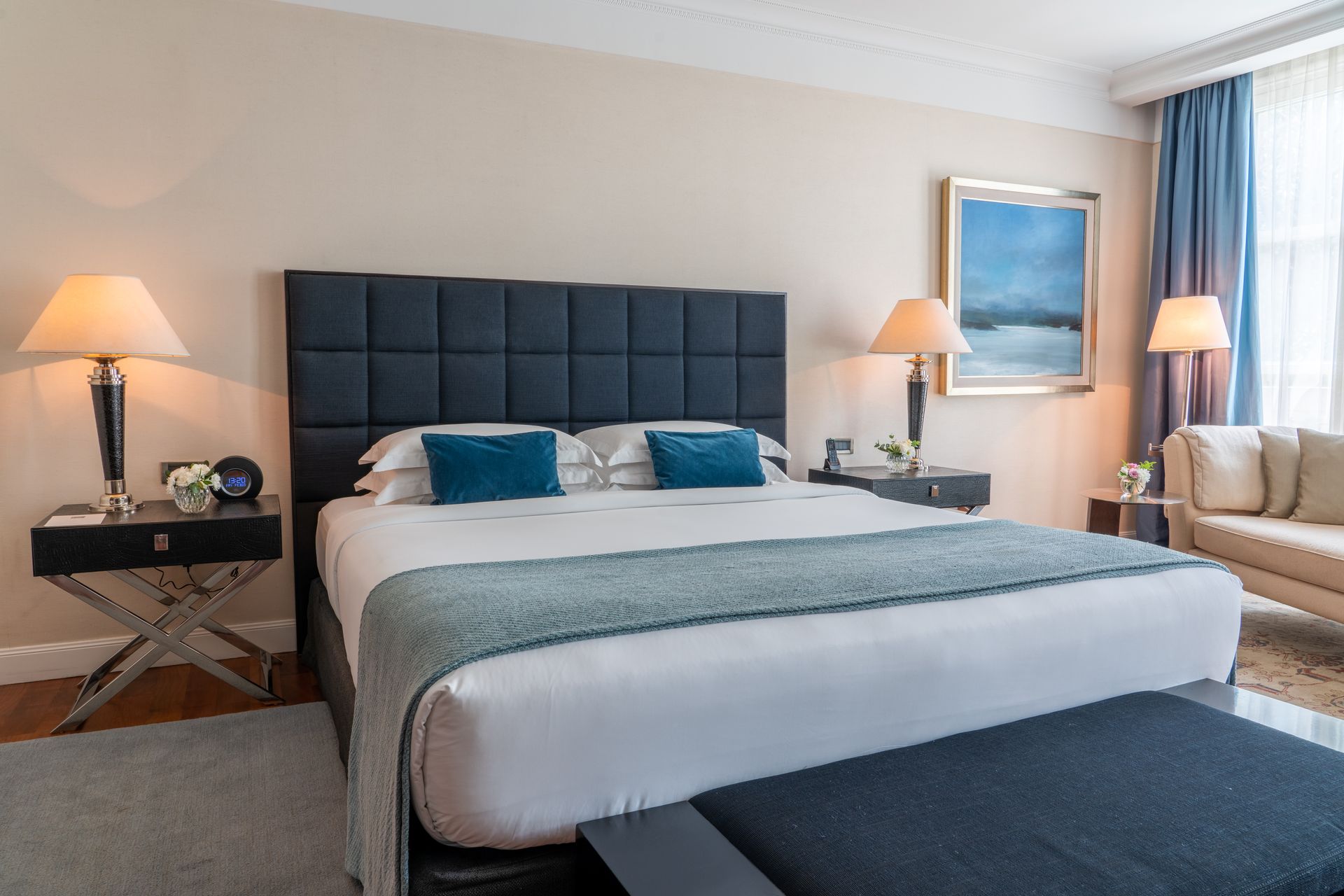 Hay una cama grande en el medio de la habitación.