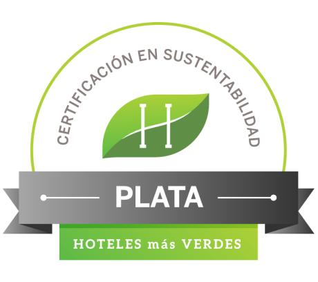 Una insignia de bronce con una hoja verde