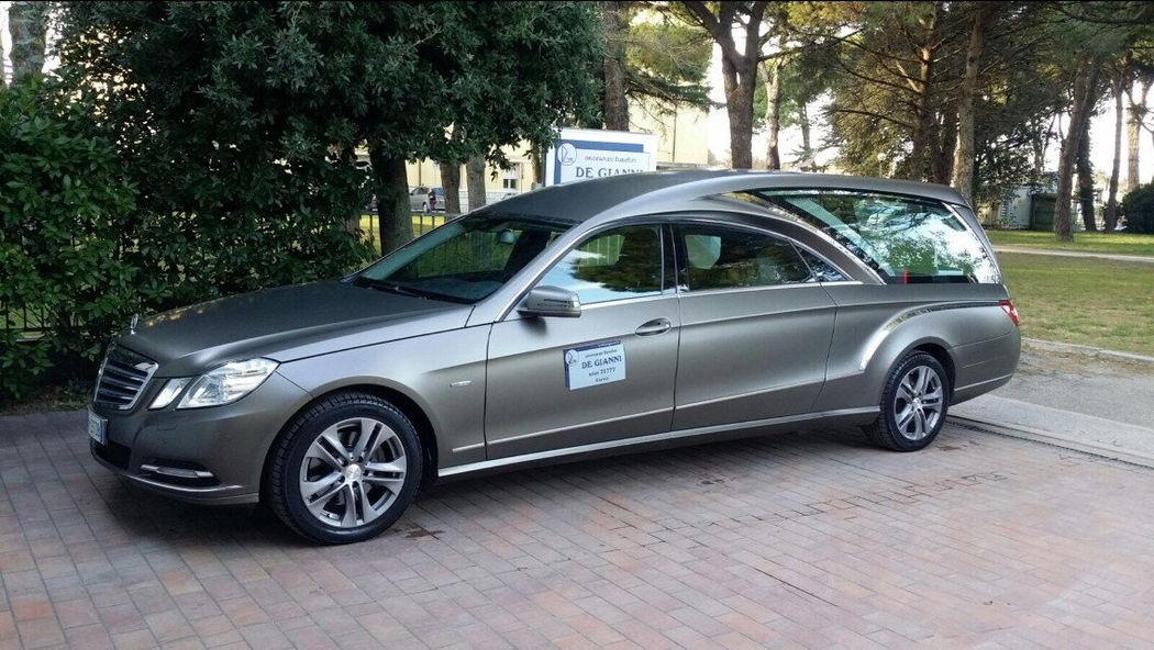 Elegante autofunebre per trasporti nazionali e internazionali