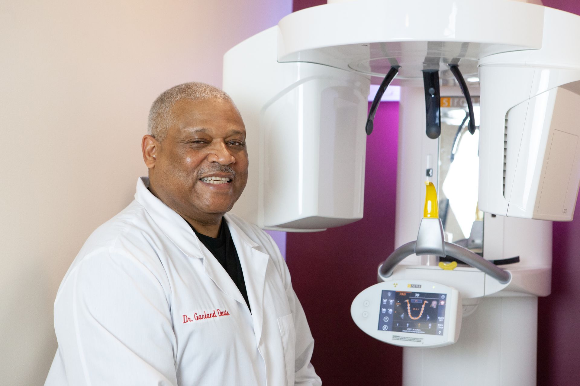 garland k davis dds showing patient teeth on screen