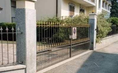 cancelli a Torino con cartello di passo carrabile