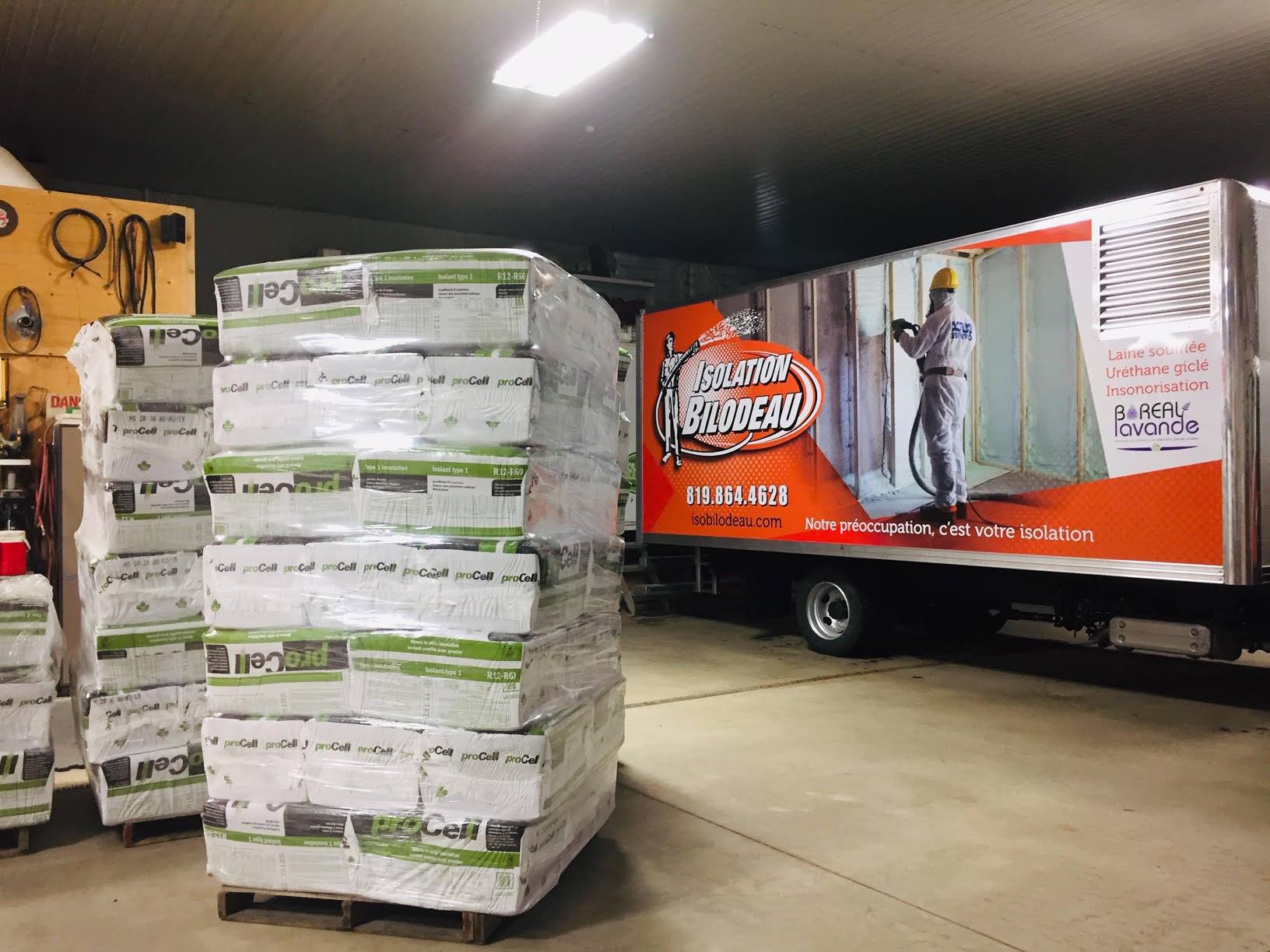 véhicule isolant chargé de matériaux