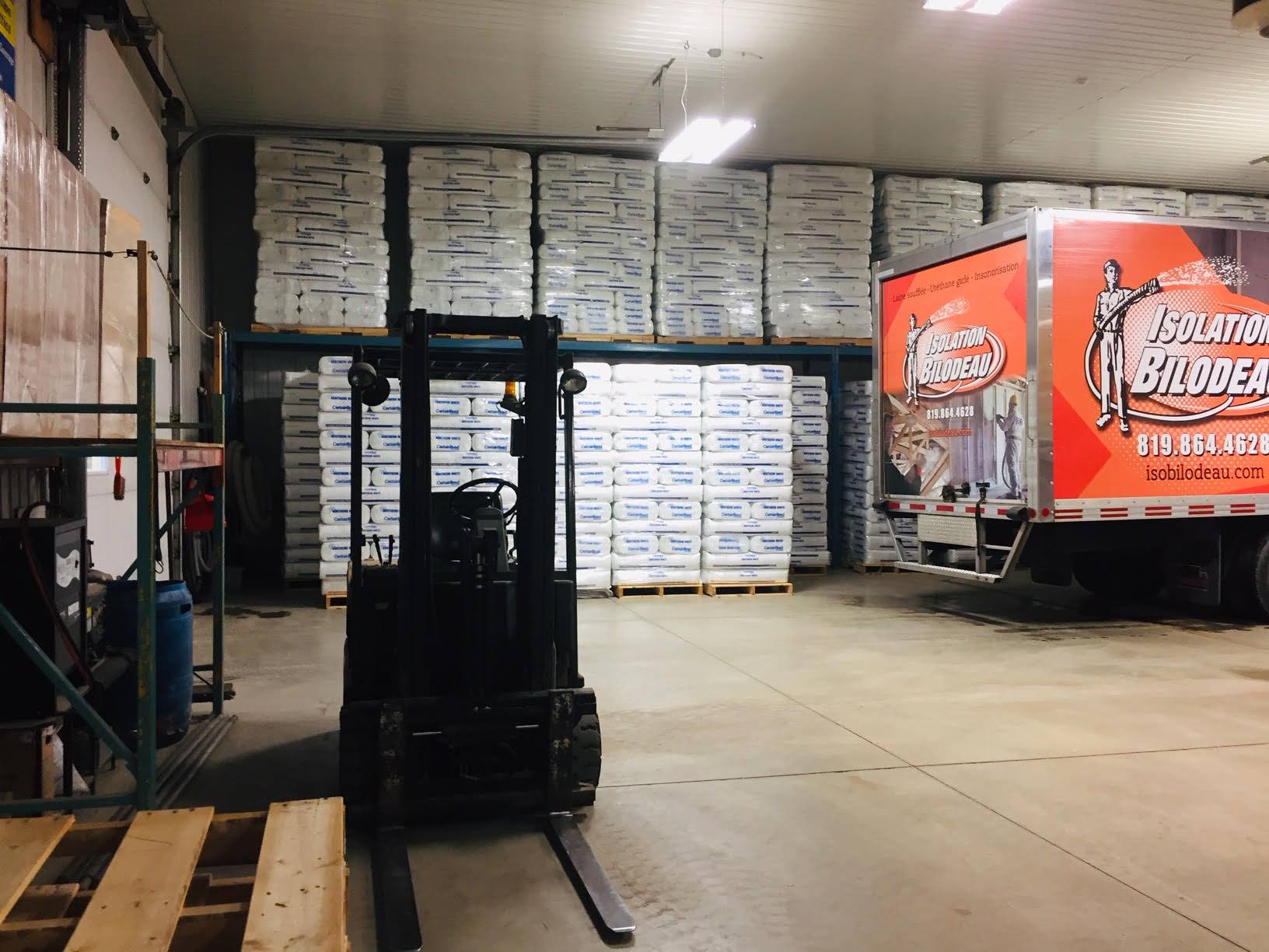 à l'intérieur de l'entrepôt de bureaux, matériaux isolants