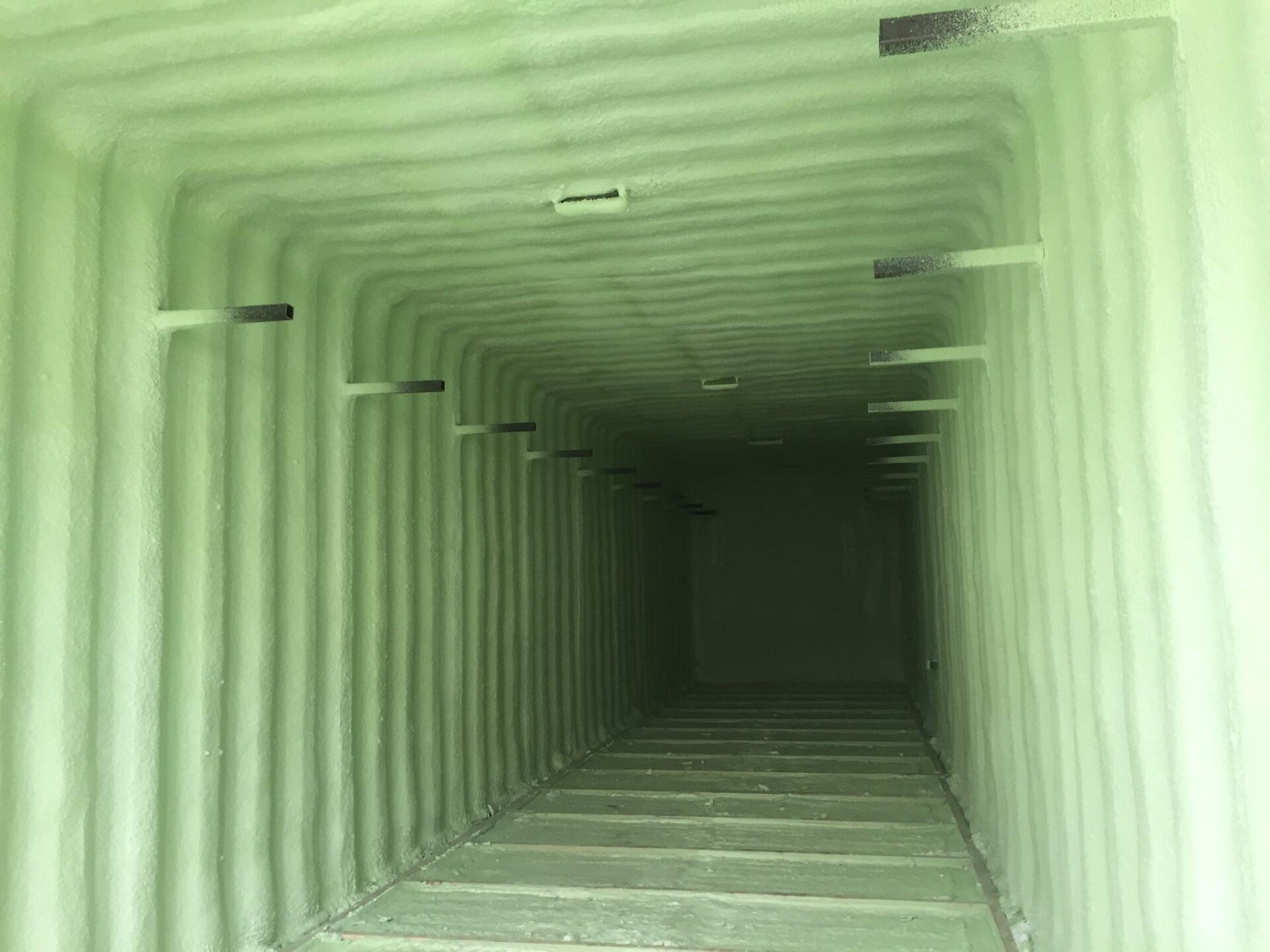 meuble de rangement recouvert d'un spray polyuréthane