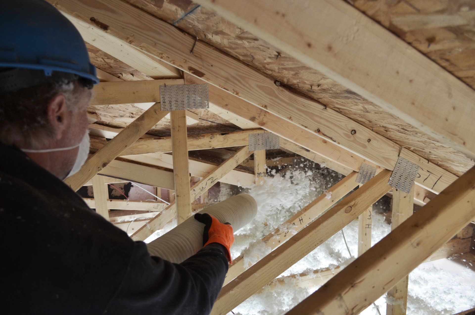 travailleur pulvérisant de la laine soufflée