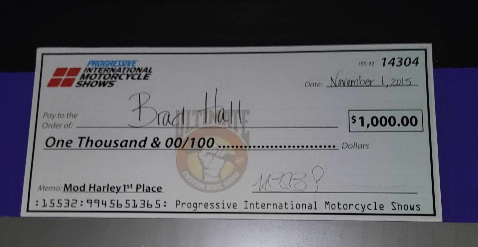 A check that says one thousand and 00/100 on it