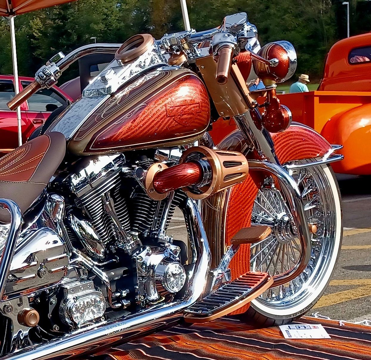 A harley davidson motorcycle is parked in a parking lot