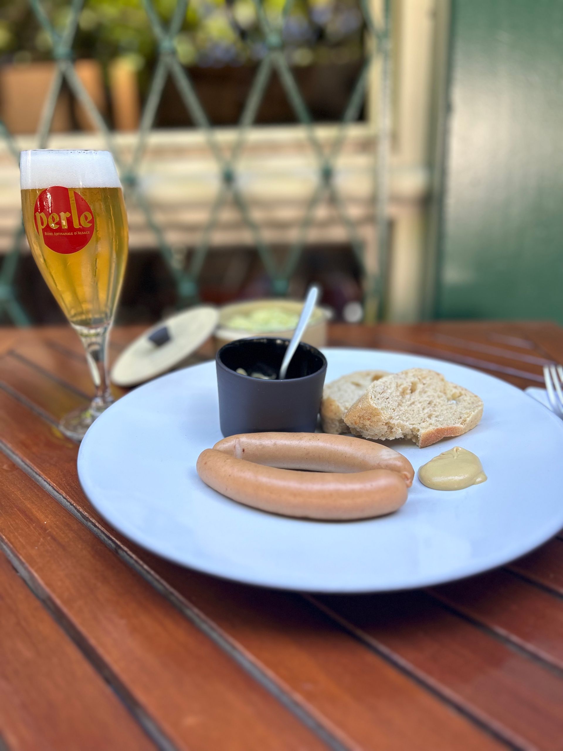 Une assiette de nourriture et un verre de bière sur une table