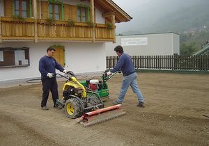 due uomini al lavoro con dei macchinari agricoli