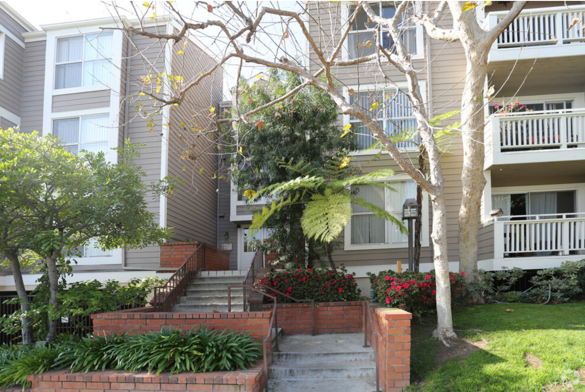 A large apartment building with stairs leading up to it