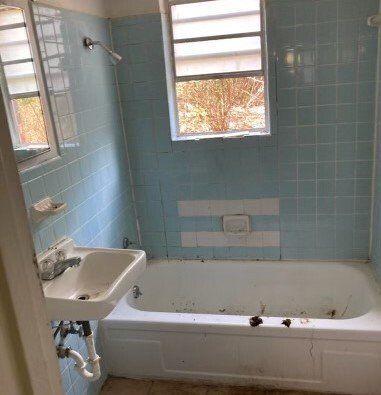 Tub and Tile in Need of Refinishing