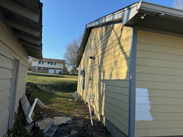 A yellow house with a white stripe on the side