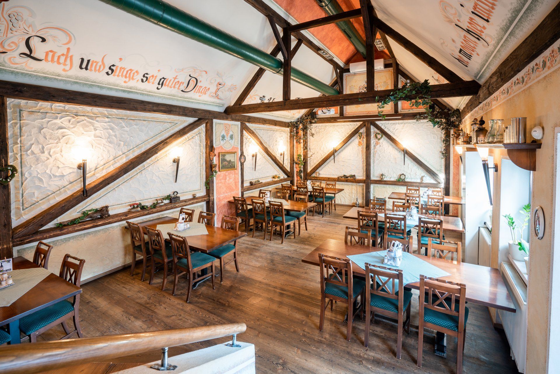 ein Restaurant mit vielen Tischen und Stühlen