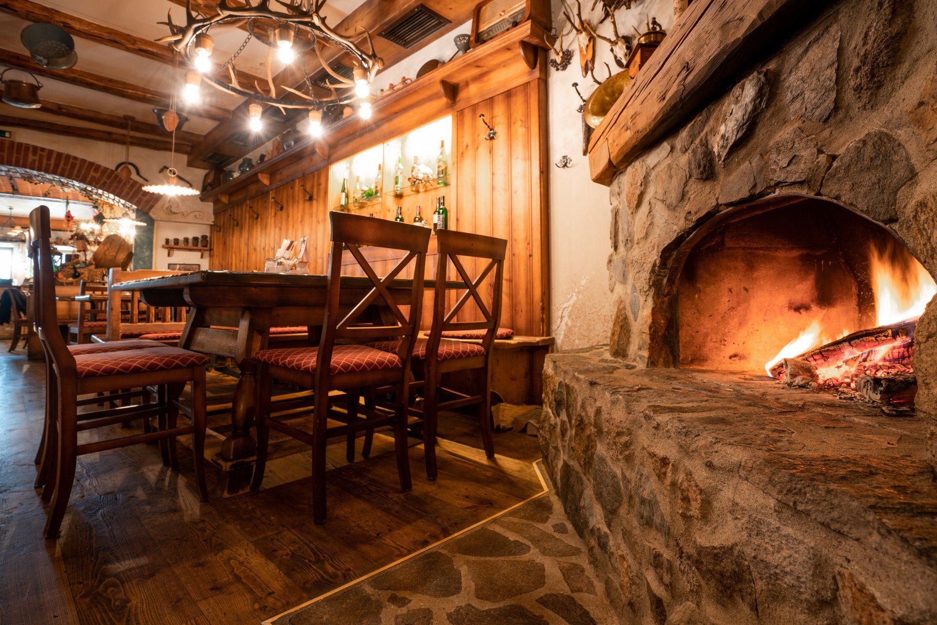 ein Wohnzimmer mit einem Kamin und einem Tisch und Stühlen