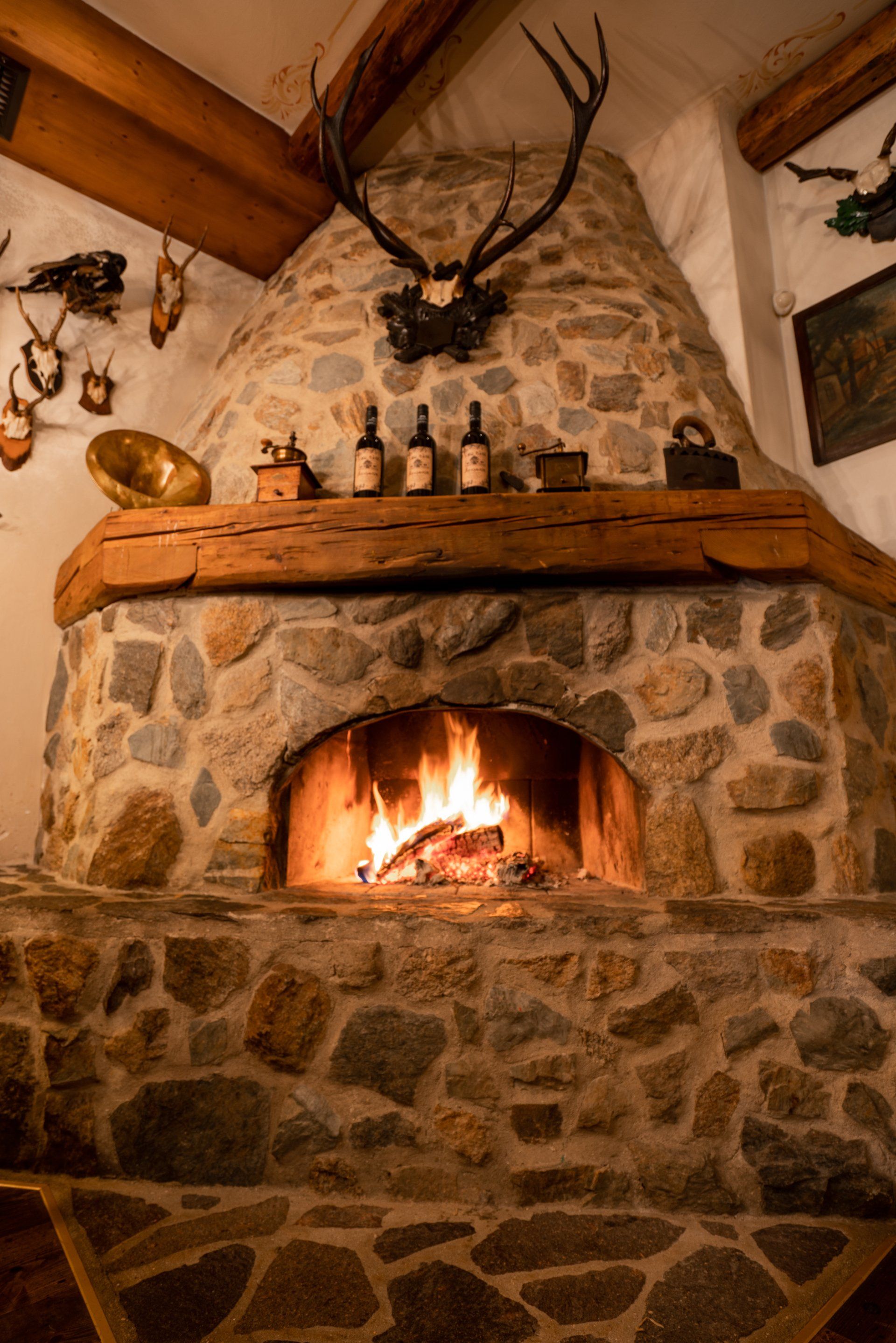 ein kamin mit drei flaschen whisky darauf