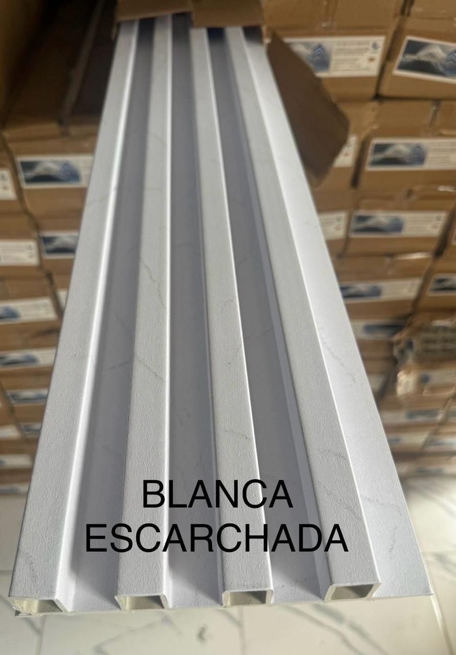 Panel blanco acanalado con la inscripción 