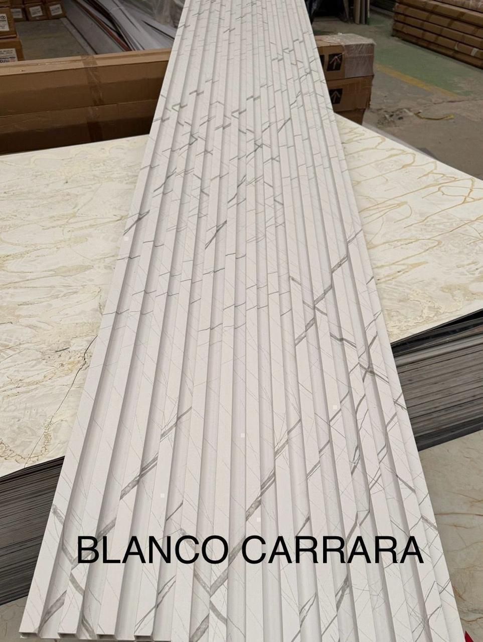 Paneles apilados con aspecto de mármol Blanco Carrara. Blanco con vetas grises.