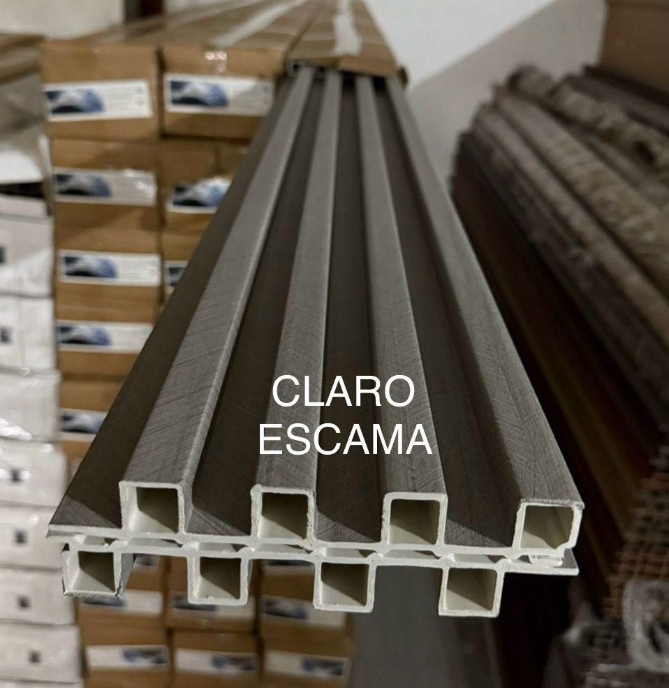 Paneles de pared grises y texturizados con la etiqueta 