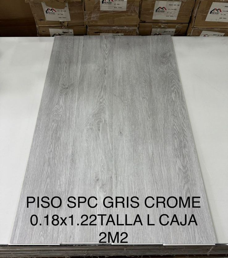 Baldosa de suelo SPC gris con veta de madera. Texto en la parte inferior: 