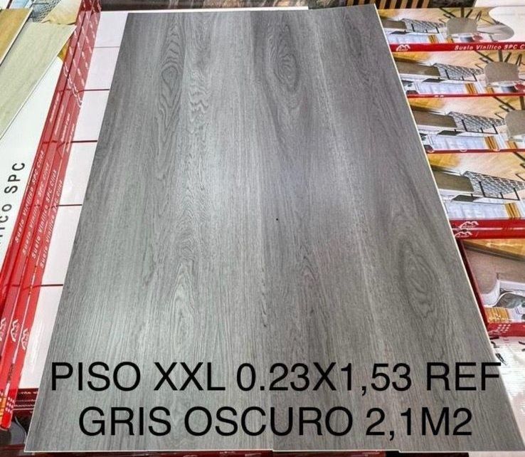 Muestra de baldosa de suelo imitación madera gris. Texto: 