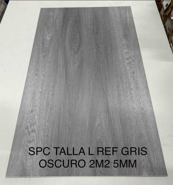 Tablón de suelo SPC gris con textura de veta de madera; texto en el tablón: 
