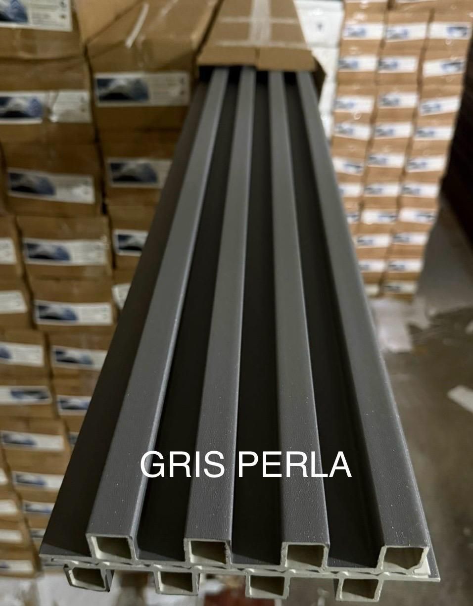 Paneles acanalados grises con la etiqueta 