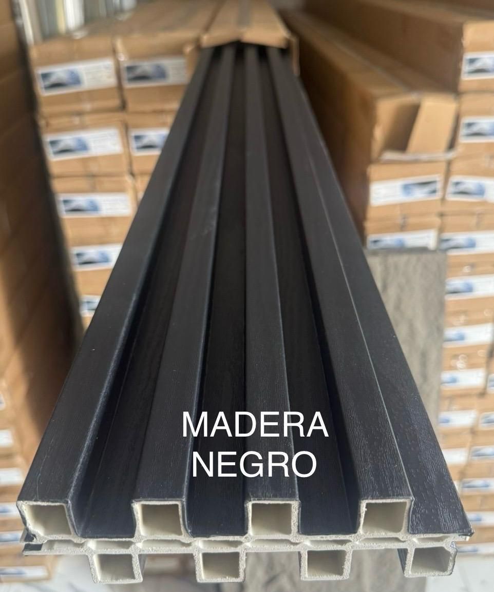 Listones de madera negra, apilados, con las palabras 