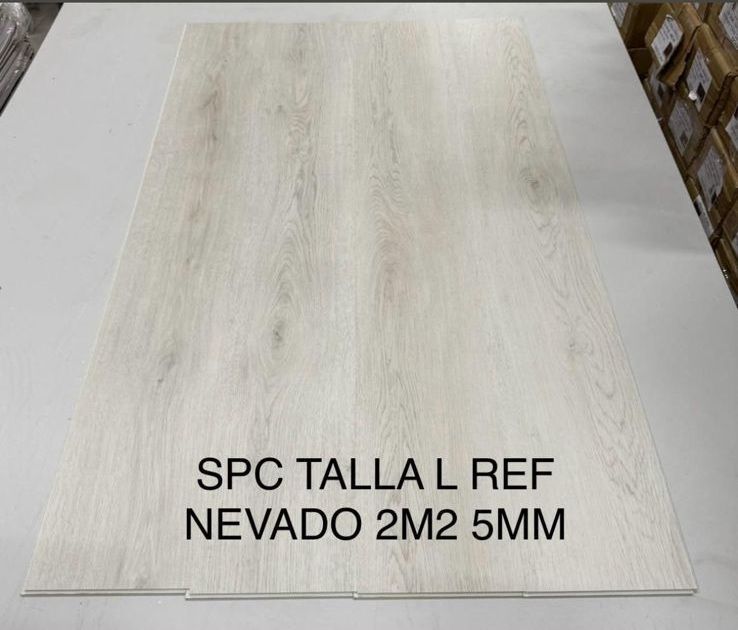 Tres tablones de suelo de aspecto de madera clara etiquetados como 