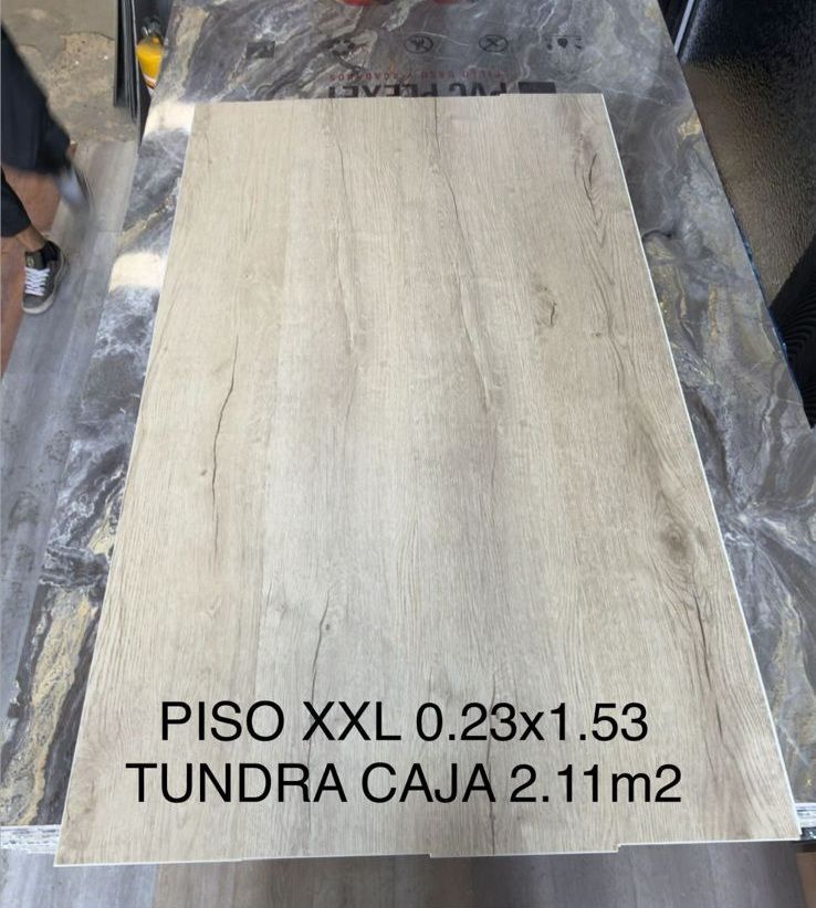 Una muestra de tablón de suelo de aspecto madera de color claro con el texto 