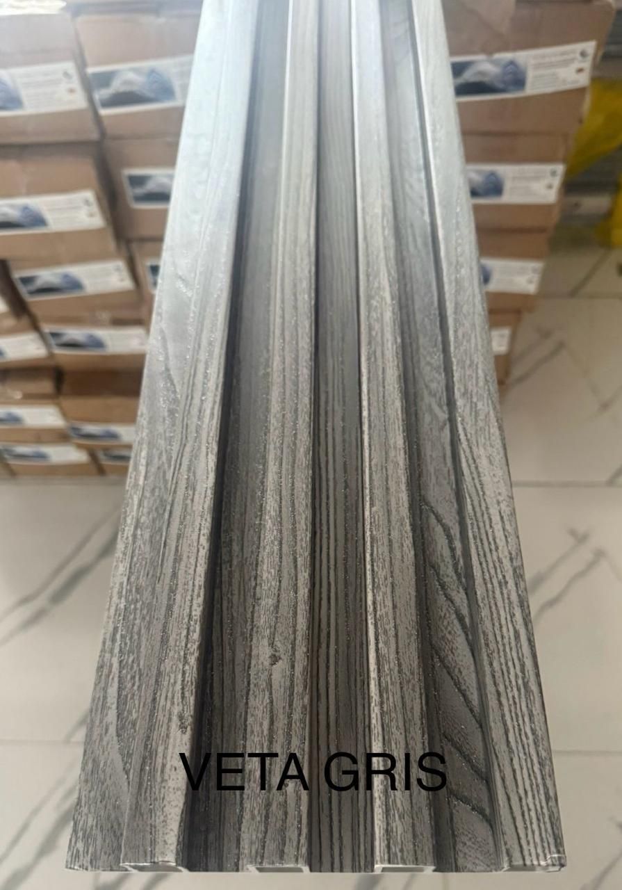 Revestimiento de madera gris con ranuras verticales, etiquetado como 