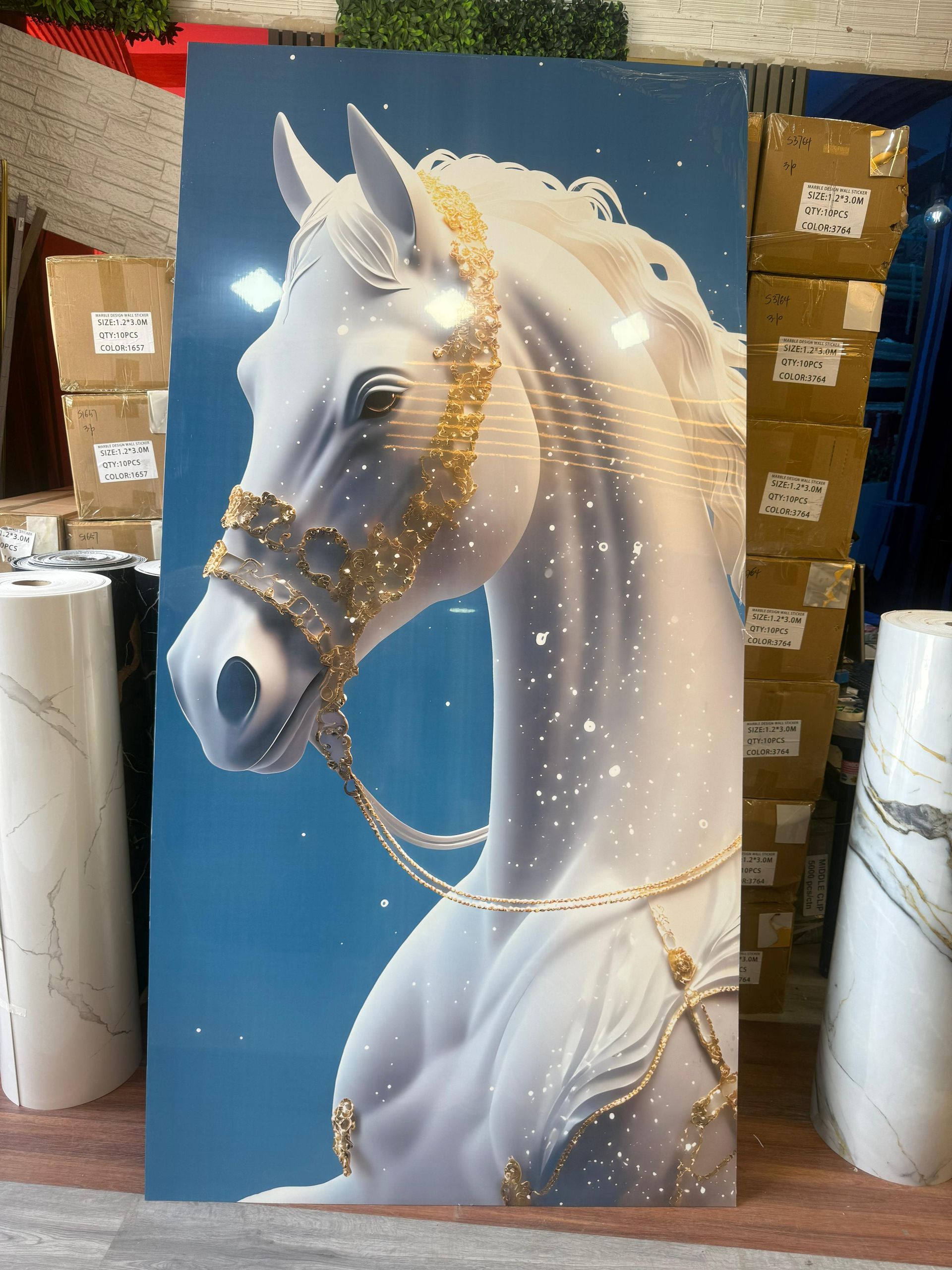 Retrato de un caballo blanco con detalles dorados sobre fondo azul.